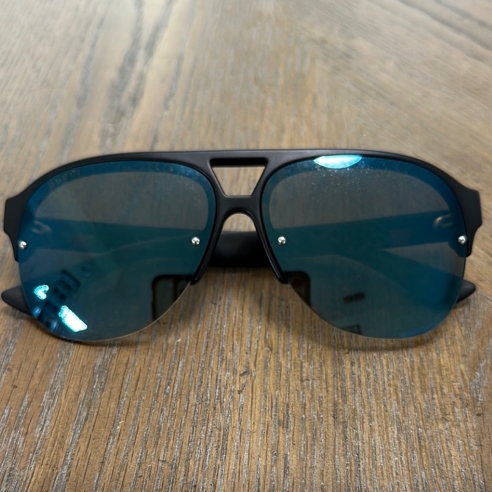 Gucci Stylish Black Aviator Sunglasses - Picture 4 of 4